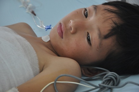 Ánh mắt sợ hãi của em khi nhớ lại giây phút kinh hoàng.