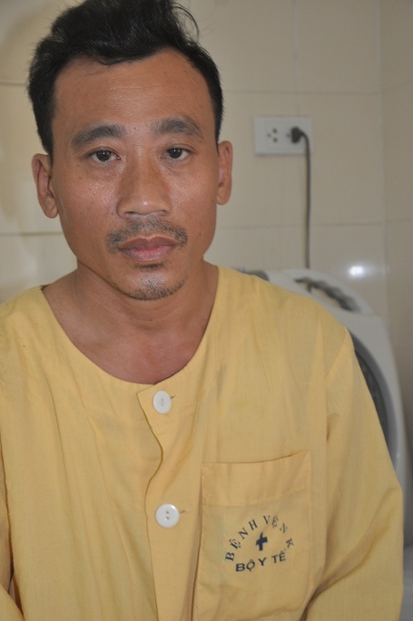 Bố của em, anh Nguyễn Công Lý lo lắng khi không biết lấy gì chữa trị cho con.