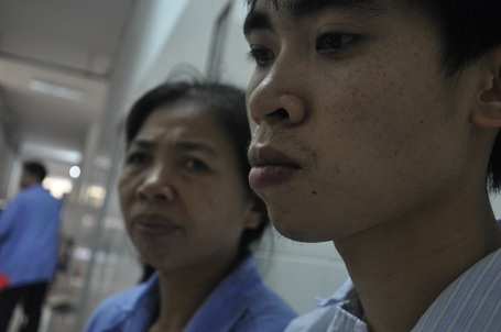 Cô không biết làm sao khi mà con không có tiền mổ.