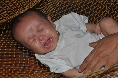 Em cần tiền để cho cuộc mổ nhưng mẹ không lo được.