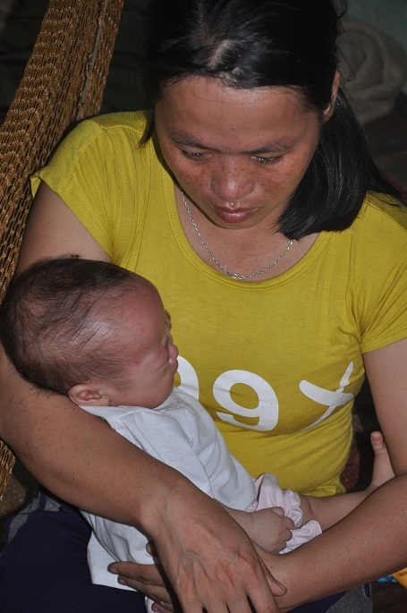 Chị Phương bất lực trước căn bệnh của con.