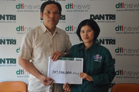 
Ông Phạm Huy Thân - Chánh VP báo điện tử Dân trí trao 207.106.000 đồng bạn đọc ủng hộ qua Quỹ Nhân ái đến chị Thương.
