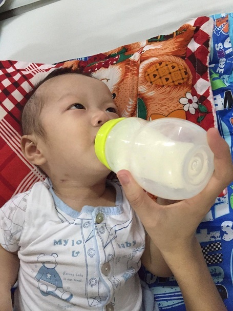 Xúc động ngày cậu bé Đạt bị tim bẩm sinh ra viện - 2 Em ngoan và uống được nhiều sữa hơn.