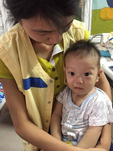 Xúc động ngày cậu bé Đạt bị tim bẩm sinh ra viện - 3 Hường tâm sự: Nhìn thấy con còn sống với mình là điều em hạnh phúc nhất.