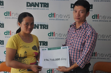 
Nhà báo Nguyễn Thế Nam, Phó ban Truyền thông và Công tác xã hội báo Dân trí trao số tiền bạn đọc giúp đỡ đến chị Phương.
