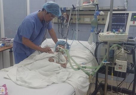 Tiếng kêu cứu khẩn cấp của bé gái có trái tim dị thường - 4 Đã hơn 1 lần các bác sĩ trong khoa kêu gọi sự giúp đỡ của mọi người cho em vì hoàn cảnh gia đình em quá nghèo khó.