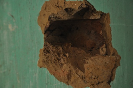 Ngoài nhà lỗ chỗ lỗ thủng.