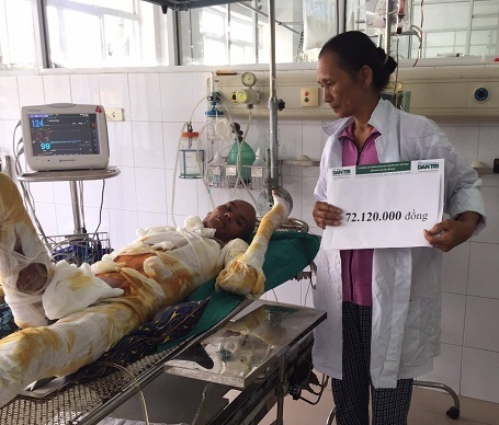 Hơn 72 triệu đồng đến với người đàn ông bỏng nặng do liều mình giúp hàng xóm dập lửa - 3 Gia đình anh Thu nhận quà bạn đọc Dân trí giúp đỡ tuần 4.5.2016
