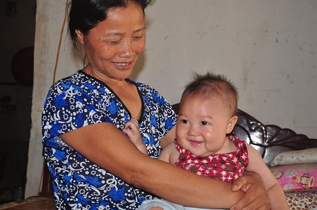 Được thay thế bởi nụ cười tươi khi được mọi người giúp đỡ.