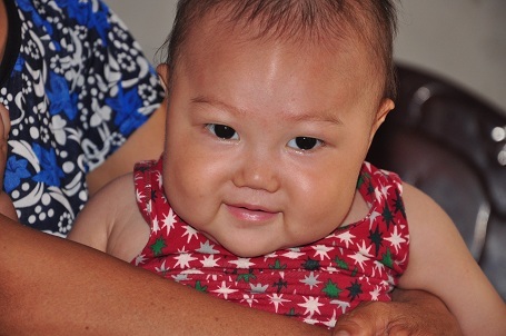 Bé Nhật Minh bụ bẫm, đáng yêu khi có đủ sữa để uống.