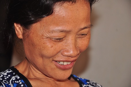 Nụ cười của bà ngoại khi thấy con, cháu mình được quan tâm, giúp đỡ.