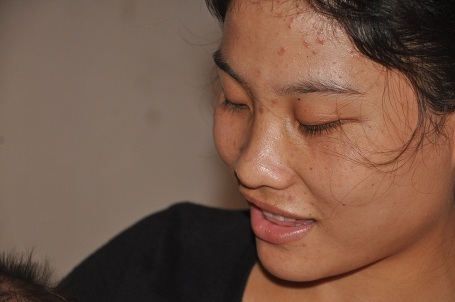 Nhìn con, Giang thầm cảm ơn mọi người đã giúp đỡ mẹ con em.