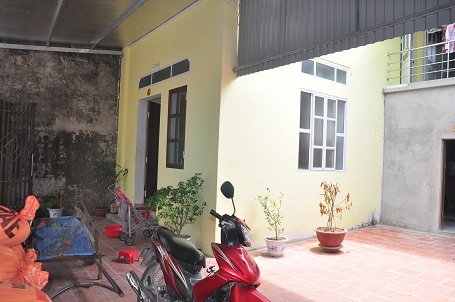 Tất cả mọi thứ từ ngoài sân đến trong nhà đều được xây dựng kiên cố.