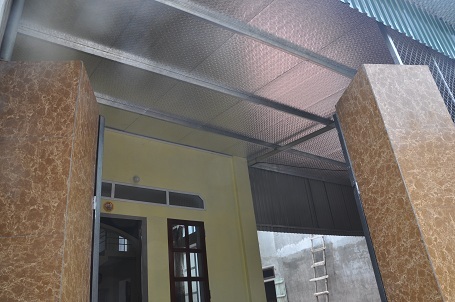 Phần mái chống nóng được bao phủ hết từ ngoài cổng vào sân.