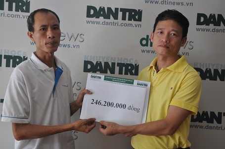 
Nhà báo Nguyễn Thế Nam (phải), Phó Ban truyền thông và Công tác xã hội trao quà Nhân Ái đến gia đình anh Thủy.
