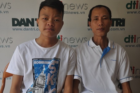 Hai bố con anh Thủy có mặt tại cơ quan báo điện tử Dân trí.