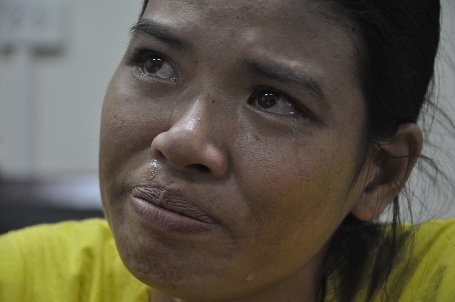 Chị Hiên nghẹn ngào kể lại tai nạn của con gái.