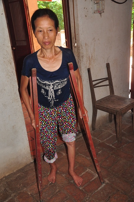 Mang trong mình căn bệnh ung thư vú đã lâu, đến nay chị Huyên không thể tự đi lại được nếu như không có đôi nạng.