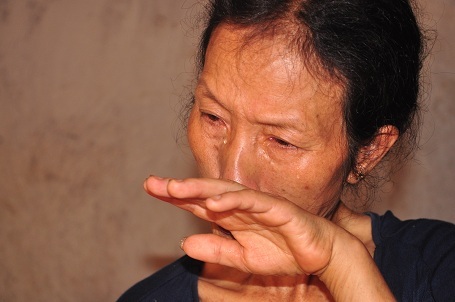 Nhắc đến việc con trai phải đi làm thuê lấy tiền cho bố mẹ đi viện, chị Huyên không kìm được nước mắt.