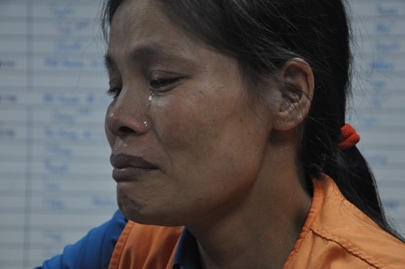 Không có tiền điều trị cho con, chị Gương đã khóc cạn cả nước mắt.