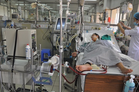 Một mình em hiện đang phải sử dụng nhiều loại máy móc hỗ trợ. Bác sĩ Thạch cho biết em đang có dấu hiệu tiến triển nên phải tiếp tục điều trị mới mong cứu được mạng sống.