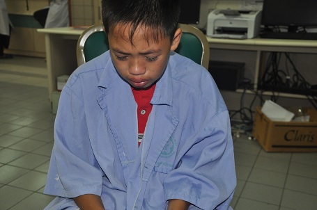 Cậu bé Tài cứ liên tục khóc van xin bác sĩ cứu chị gái để chị về nhà cho cháu Khánh (5 tháng tuổi) bú ti.