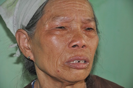 Bà Nhẩn không cầm được nước mắt khi kể chuyện cuộc đời của mình.