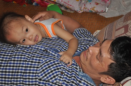 Cậu bé Phong 20 tháng tuổi lúc nào cũng quấn bố.