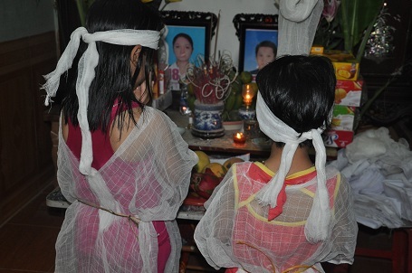 Thương bọn trẻ còn quá nhỏ dại.