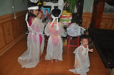 Để lại 3 đứa con thơ nheo nhóc, chưa biết gì.