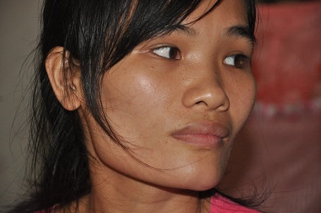 Bất lực không vay ai được tiền, chị Oanh như người mất hồn.