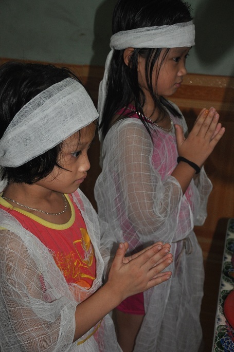 Vụ tai nạn cũng khiến 2 cô bé bị xây xướt ở chân tay.