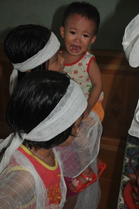 Bé út khóc thét vì đòi mẹ về cho bú ti.