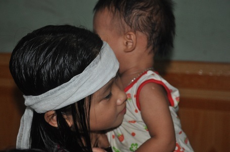 Em khóc khiến Hiền phải bế, dỗ dành.