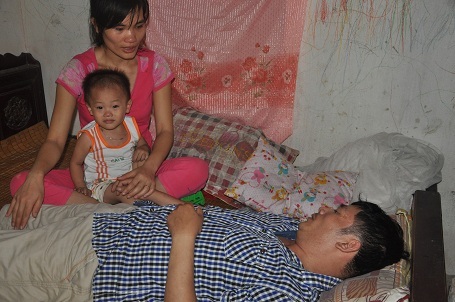 Cả nhà bất lực nhìn nhau trong sự đau đớn khi không còn khả năng lên viện chữa trị.