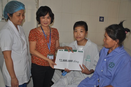 Trong tổng số 72.880.000 An nhận được từ bạn đọc Dân trí giúp đỡ (Tuần 2 và tuần 3 tháng 6), gia đình đã trích ra 60 triệu đồng để giúp đỡ các hoàn cảnh khó khăn khác.