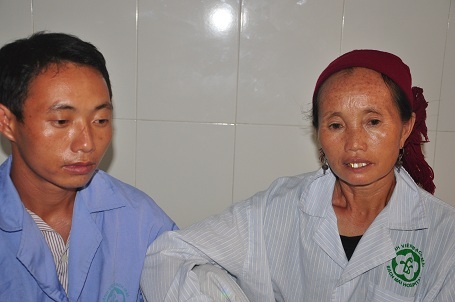 Hai mẹ con ở viện, chỉ biết ngồi một góc buồn thiu vì không vay được tiền.