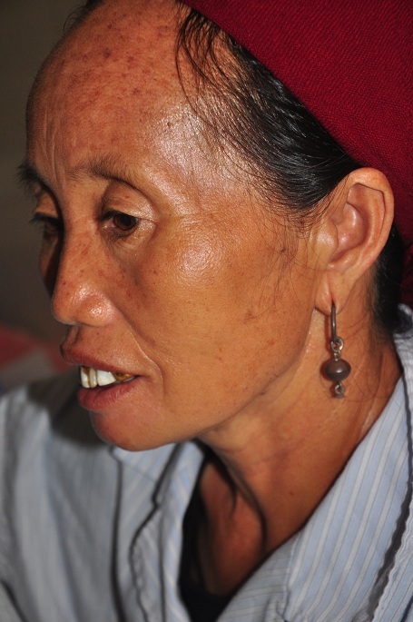 Sợ hãi phải chết, cô Mẩy liên tục cầu xin sự giúp đỡ.