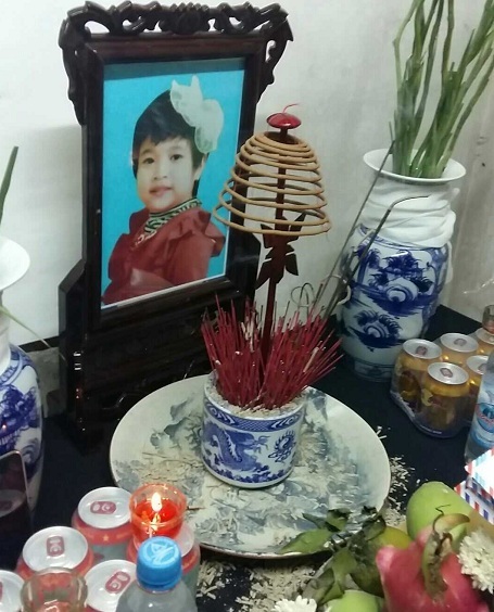 Cô bé Ngọc bị ung thư máu đã mãi mãi ra đi - 3 Cô bé đã mãi mãi ra đi, chỉ còn con búp bê là ở lại một mình.