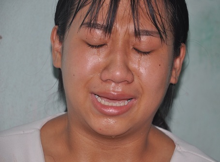 Đau đớn vì bố chết, mẹ lại mang bệnh cô bé Quỳnh khóc nức nở.