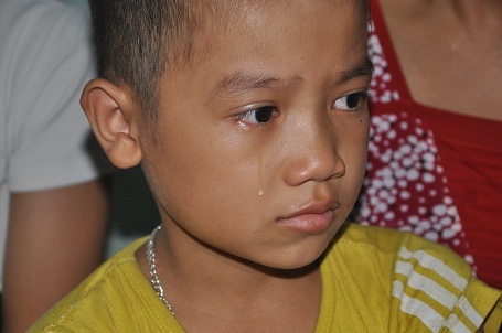 Cậu bé Huy cũng nghẹn ngào khi nhắc đến bố, mẹ.