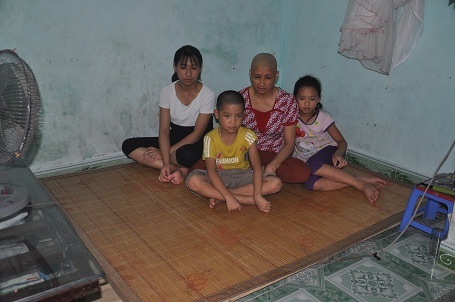 Hiện tại 4 mẹ con đang phải đi ở nhờ vì ngôi nhà đã bị bán để lấy tiền chữa cho anh.