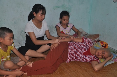 Chúng van xin mọi người giúp để mẹ có thể kéo dài sự sống.