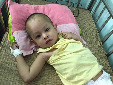 Hơn 55 triệu đồng tiếp tục với đến bé Hoài Thương ngã từ tầng 2 xuống - 2 Được chuyển từ bệnh viện Việt Đức sang bệnh viện Nhi TW điều trị, bé Hoài Thương vừa trải qua ca mổ thập tử nhất sinh.