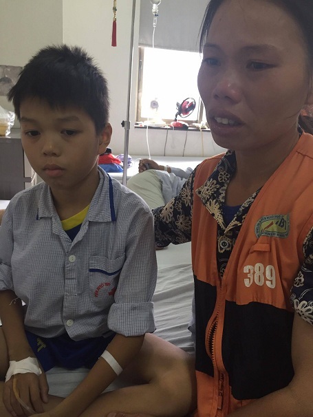 Con trai đang ở Viện huyết học, chồng chị lại đang điều trị tại bệnh viện Tâm thần Hà Nội.