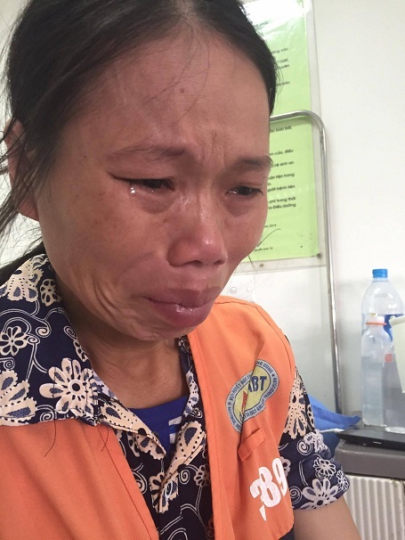 Chị Gái khóc liên tục từ khi biết tin con bệnh.