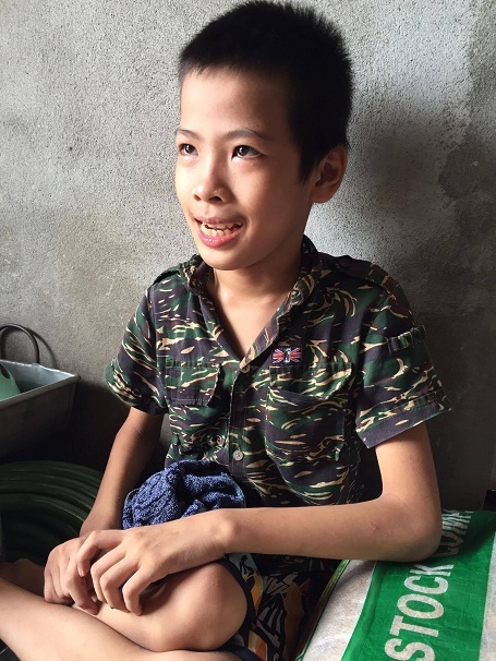 Cuộc sống nghèo khổ, cậu bé Chung lại tật nguyền không đi lại được.