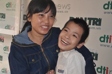 Niềm vui có được nhờ sự kết nối của báo điện tử Dân trí đến các tấm lòng thơm thảo giúp đỡ gia đình chị Vân.