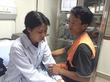Xót xa 2 mẹ con nhường nhau một suất ăn khi cùng đi chữa bệnh - 4 Anh sợ hai mẹ con có mệnh hệ gì thì bố con anh không sống nổi.