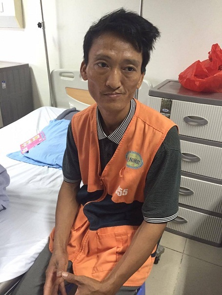 Xót xa 2 mẹ con nhường nhau một suất ăn khi cùng đi chữa bệnh - 7 Rồi lại lo cho vợ, anh như người ngồi trên đống lửa.